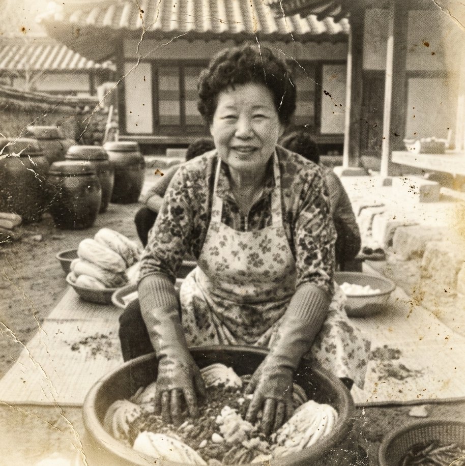 마당에서 김장 배추를 버무리는 서산할매